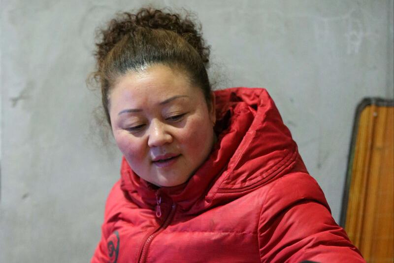 悉心照料妻子,照顾患病老婆42年不离不弃