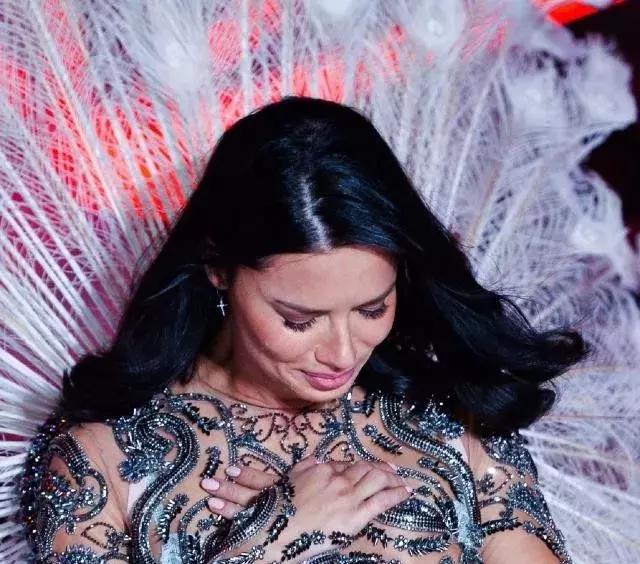 “性侵”“炒作”玩砸招牌,火遍全球24年的“看胸大秀”终于停