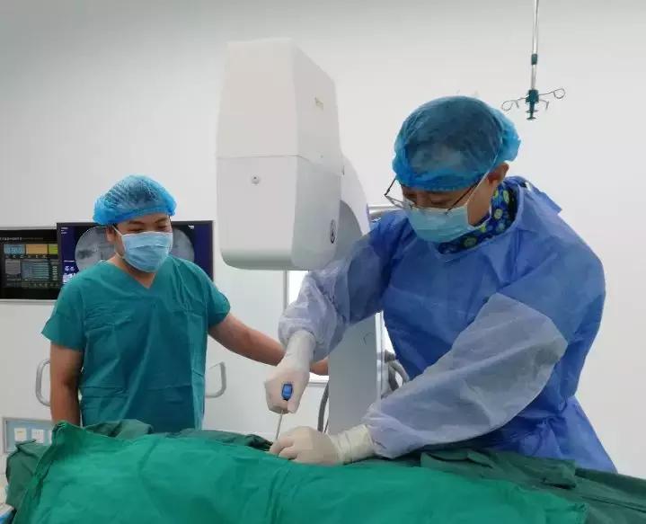 腰椎骨折一个月后可以下地走吗,腰椎横突骨折多久可以下床大小便