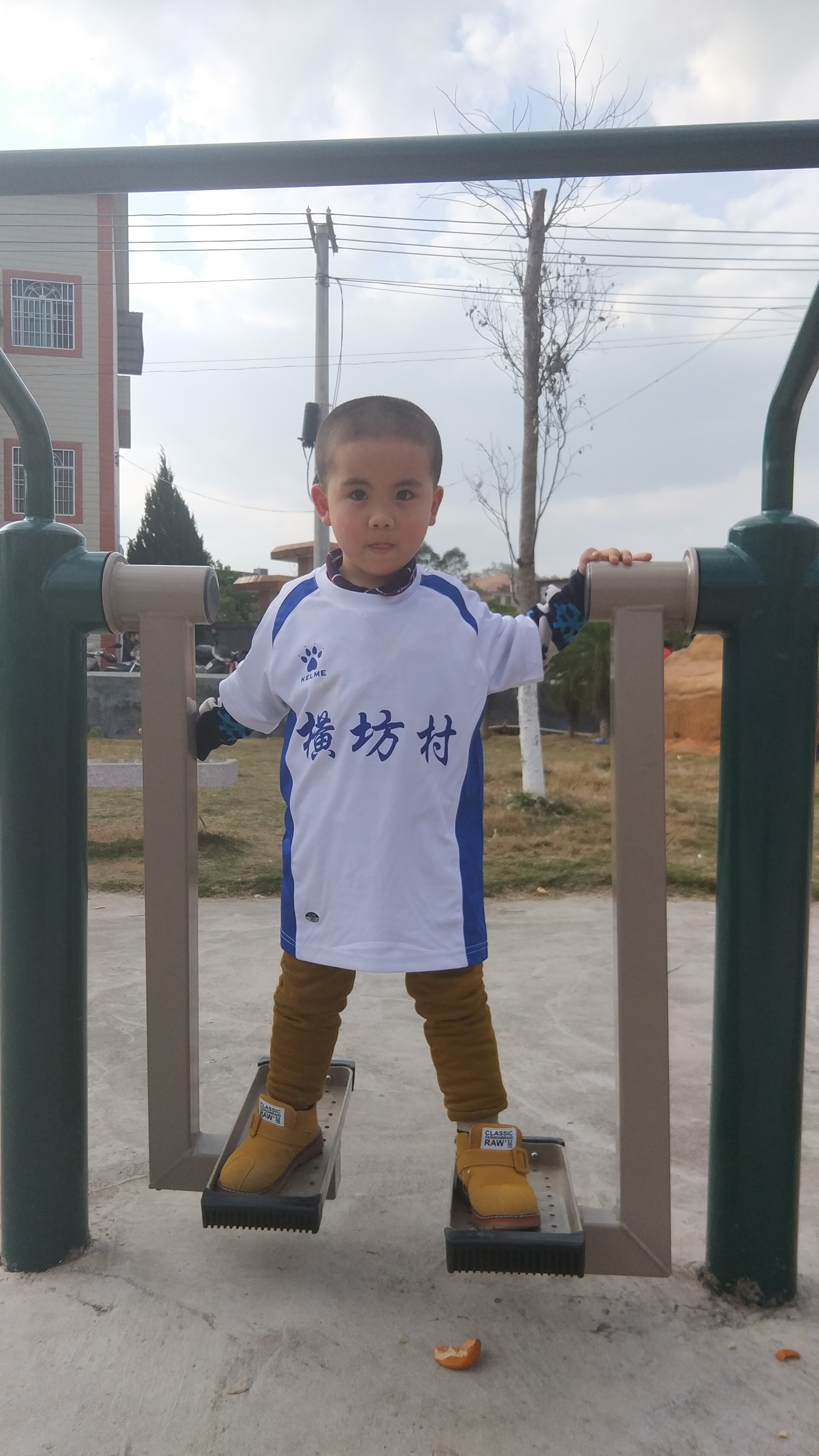 农村踢足球,农村里踢足球维吾尔族男孩