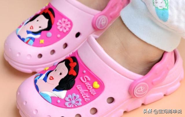 两种鞋最伤宝宝脚,这三种鞋子最伤脚最好别穿了