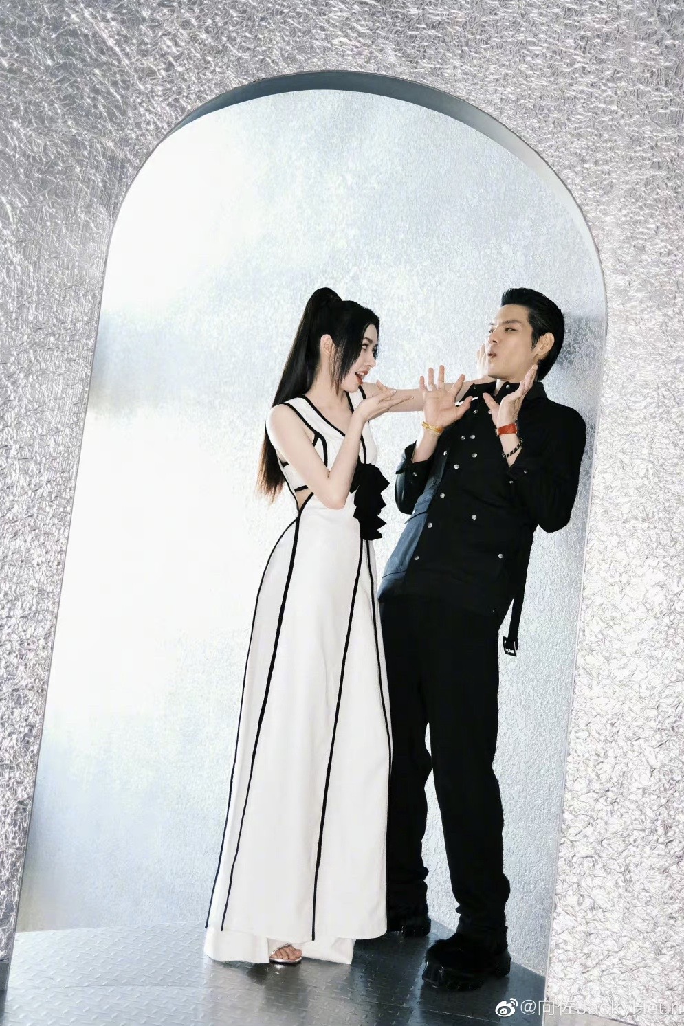 橘子晚报：粉丝声讨Owhat退钱；王思聪评论后劳斯莱斯删晚晚视频