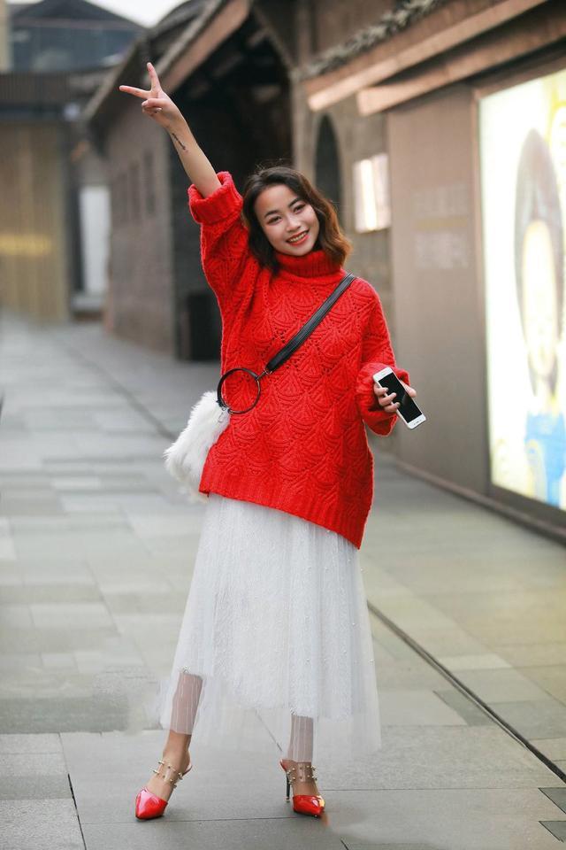 属于夏天的白色，怎么穿才更高级？和这些颜色搭，美到移不开眼