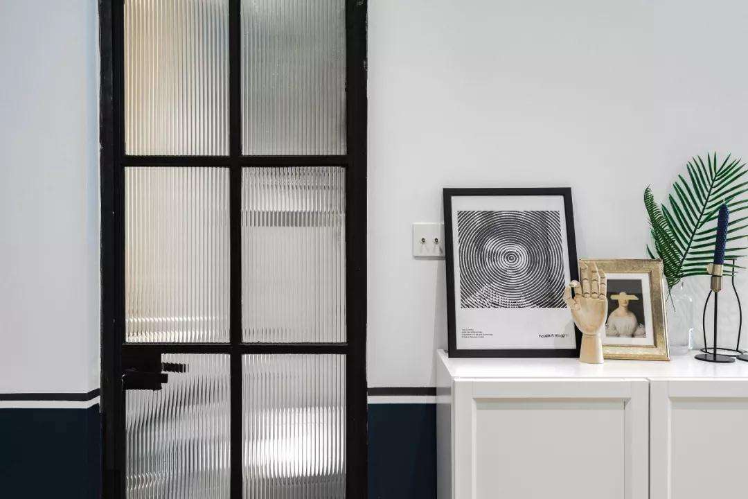 长虹玻璃做出来的阳台隔断效果,长虹玻璃嵌入墙体增加采光