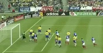 齐达内背身走过大力神杯,齐达内足球天赋