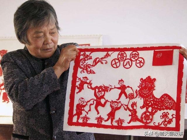 俄罗斯美女来到中国买东西,俄罗斯美女到中国买东西