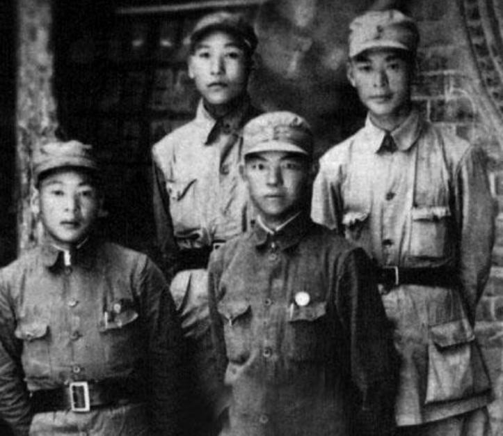 19岁是红军师政委，1955年被授予少将，罗帅向他道歉：我们搞错了