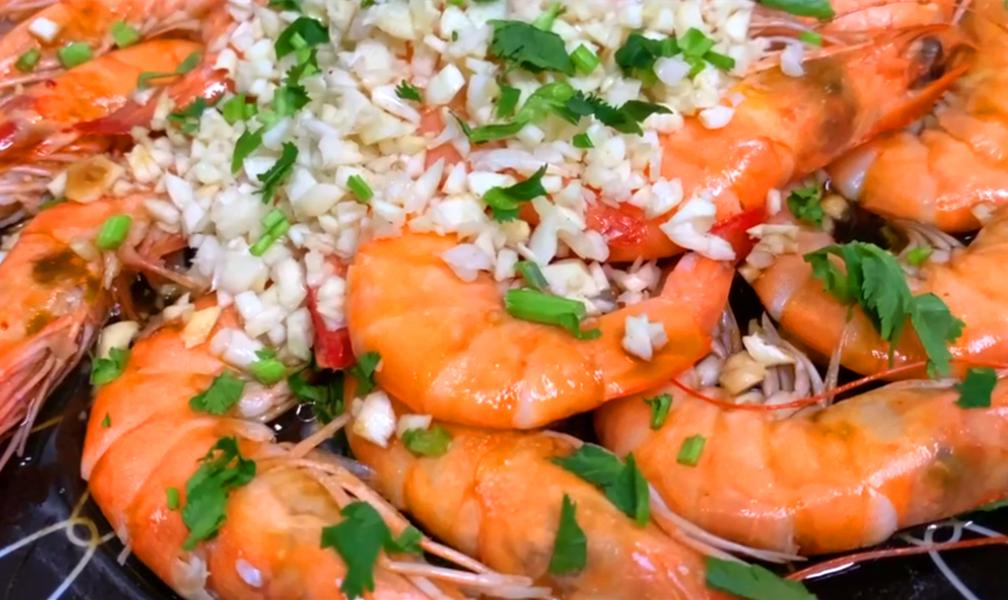 水煮大虾时,直接下锅煮是错误的,牢记2个诀窍,大虾鲜嫩还不腥