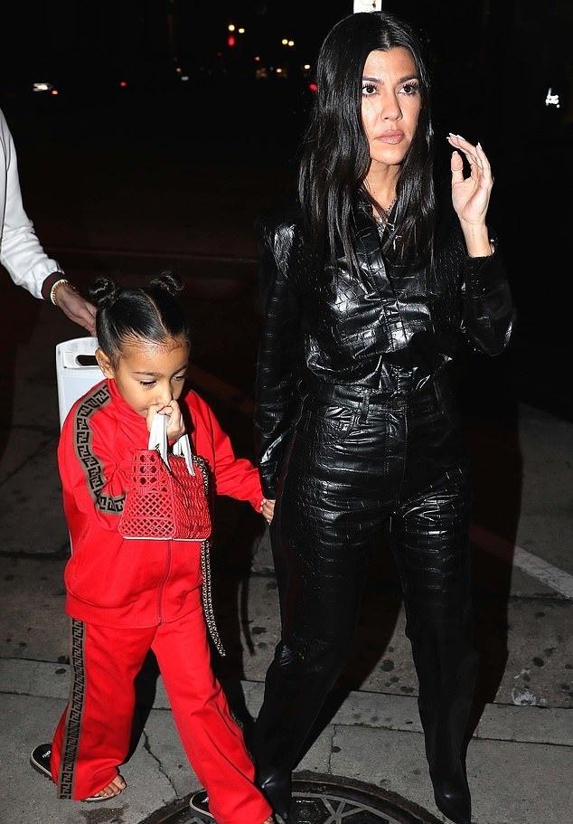 凯特王妃的包多少钱,凯特王妃夏洛特公主亲子装搭配