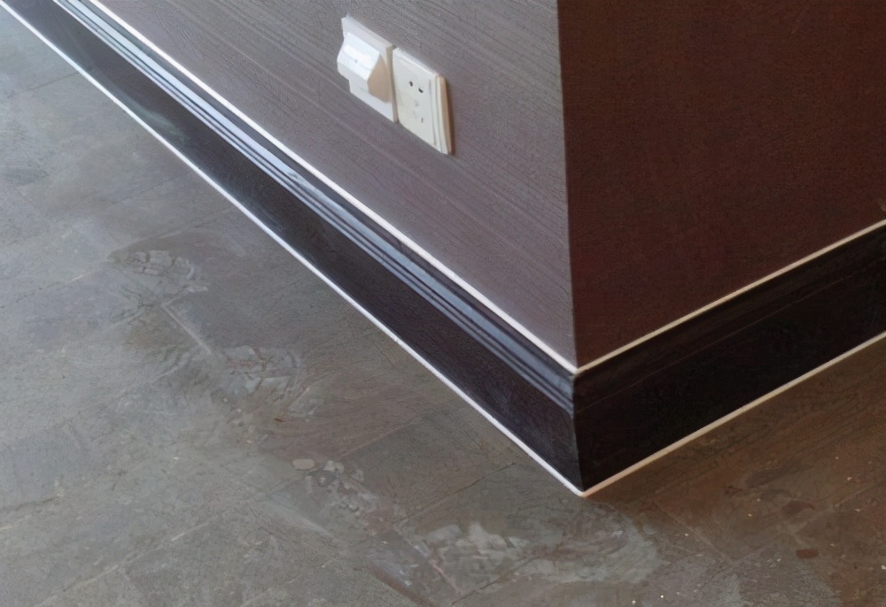 踢脚线压地砖缝用美缝吗,踢脚线和地板两种颜色美缝