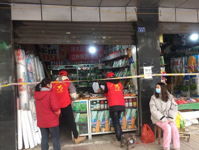 防疫期间农村支书给村民送药,村支书带领群众捐赠物资抗疫情