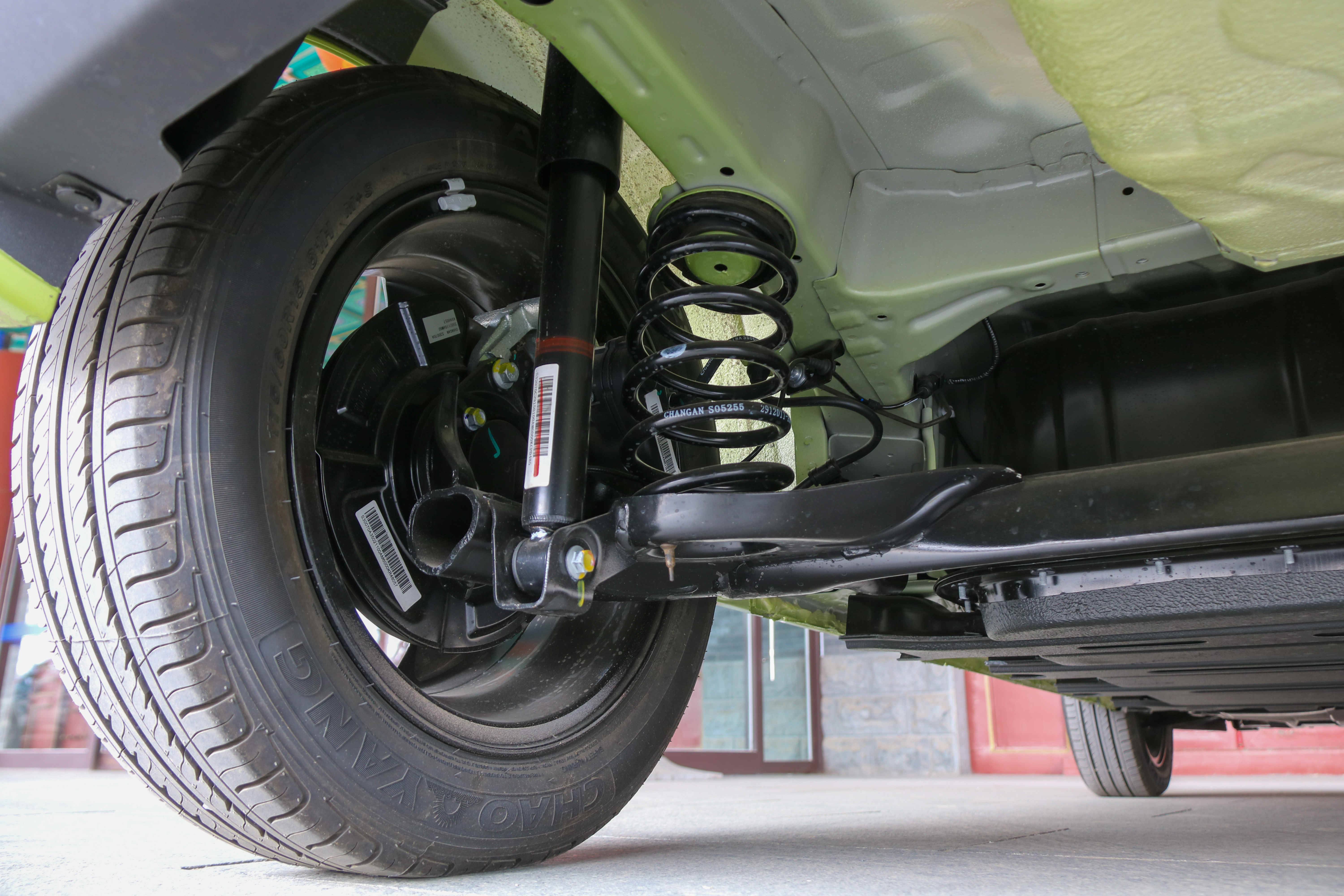 后备箱只放一只鞋,后备箱球鞋