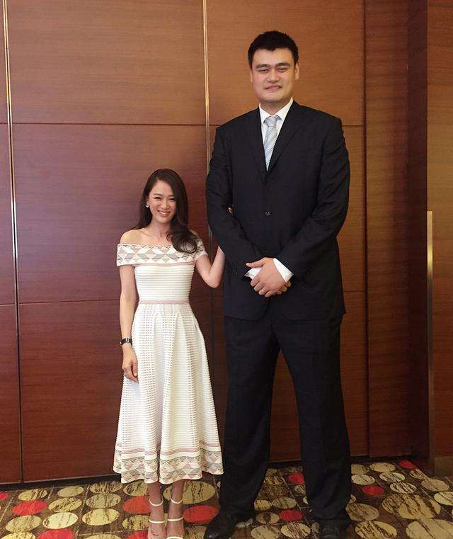 女明星与姚明合影,都有哪些女明星喜欢姚明