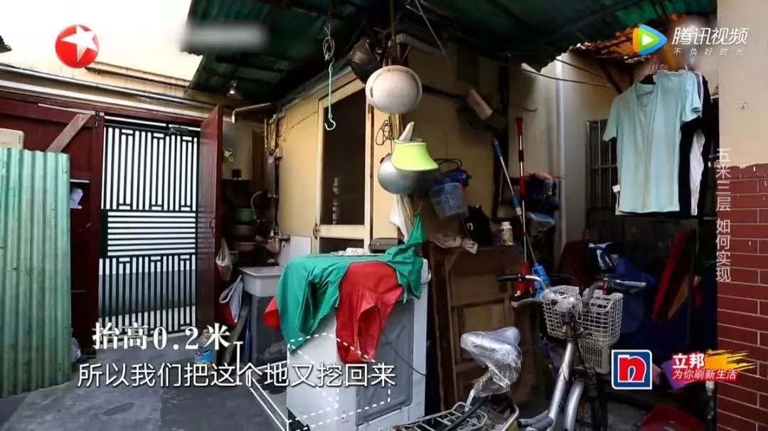 上海11㎡蜗牛窝住两代人，睡觉腿伸不直站着头碰天花板，还住30年