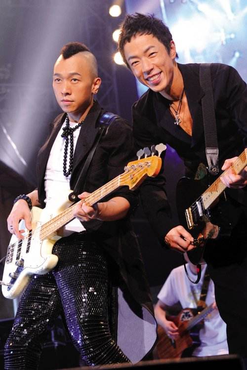 黄贯中的暴躁父亲：砍伤妻子暴打儿媳朱茵，逼得儿子说弑父言论