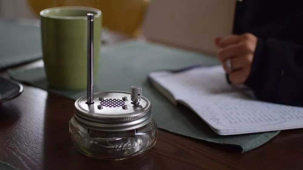 将电台频率固定在玻璃罐子中，这样的收音机是怎样研发和定价的？