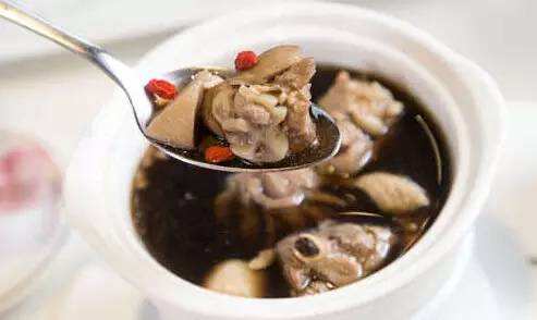 如何拯救产后脱发看下这四招,脱发食疗与用药怎样防止脱发加重