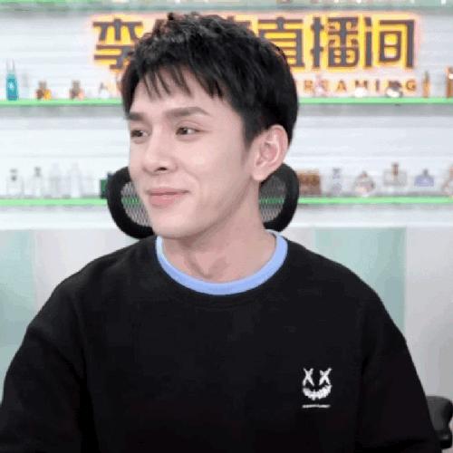 李佳琦牙齿是烤瓷牙吗,李佳琦以前和现在牙齿对比