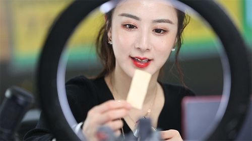 为事业举家搬迁换城3次，新独立女性薇娅的成功你能复制吗？