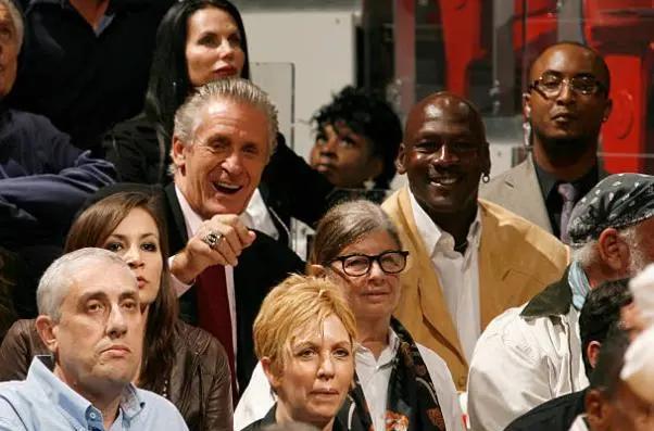 老詹要换队吗,老詹庆祝动作致敬科比