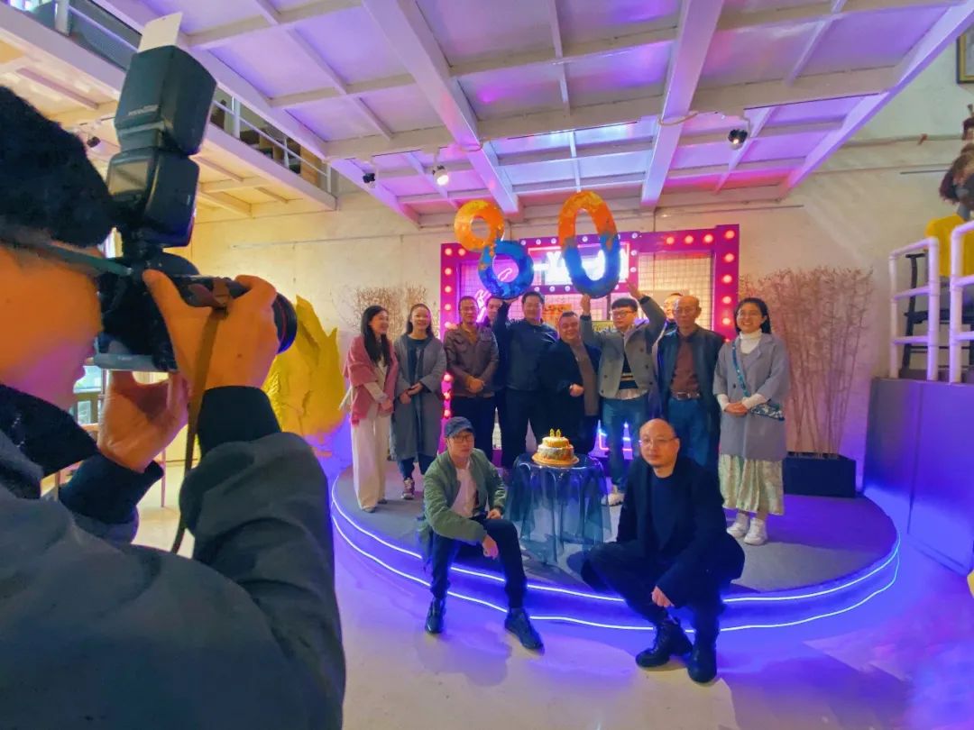 庆川美80周年！美酒、蛋糕，咖啡桌前的艺术聚会