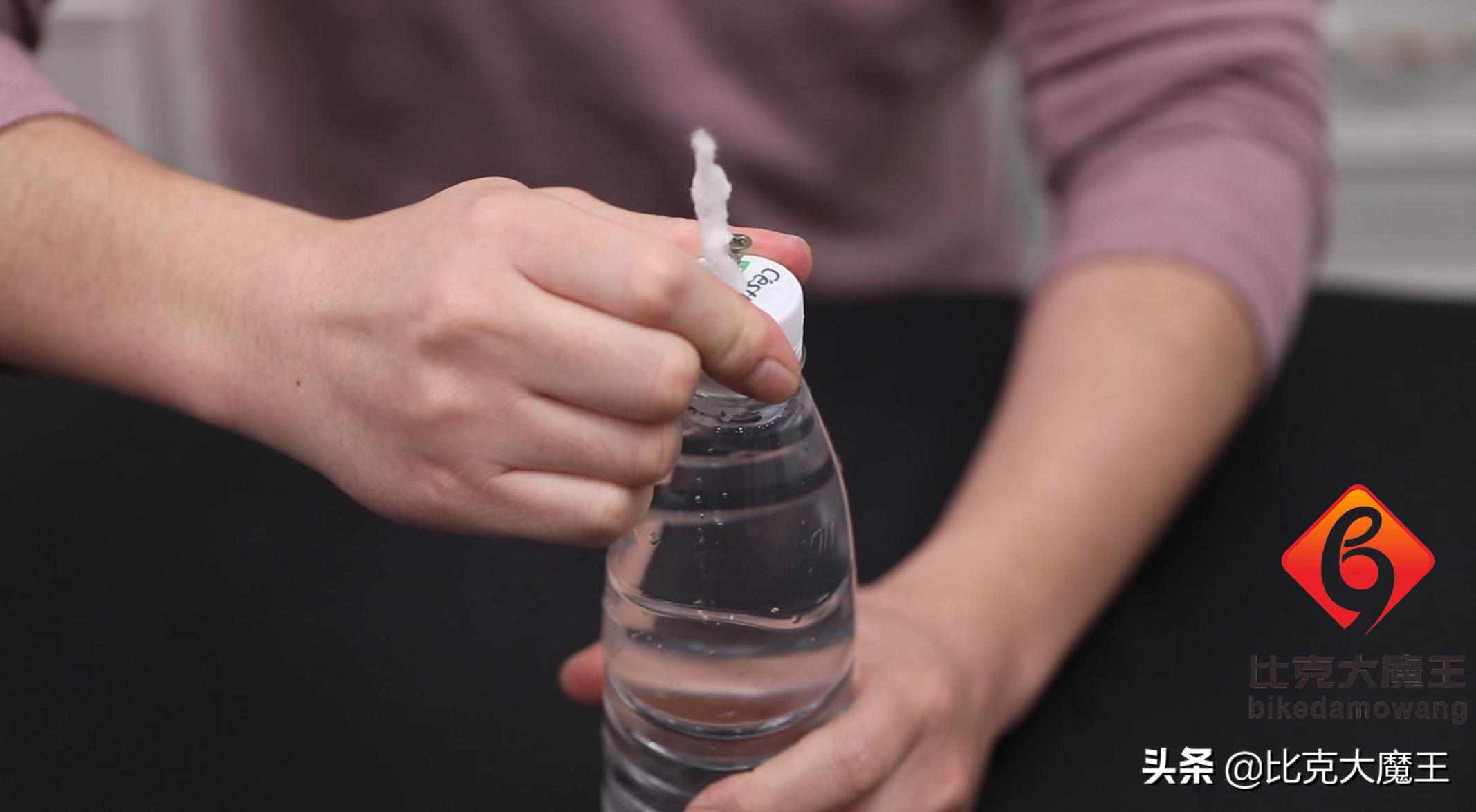 如何用塑料瓶做自动浇花神器,用塑料瓶做自动浇花器