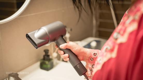 花1300买个吹风机奢侈吗,花2000块买吹风机值得吗