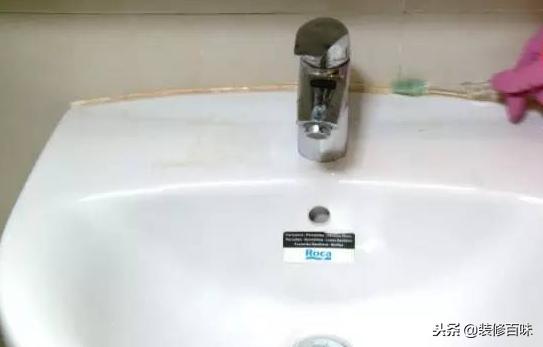 白色的玻璃胶发霉什么原因,家里的玻璃胶发霉怎么办