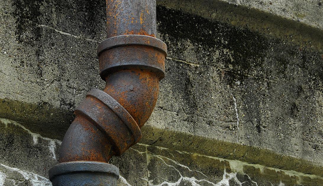 铸铁管漏水怎么修补谁出钱,铸铁管漏水怎样堵