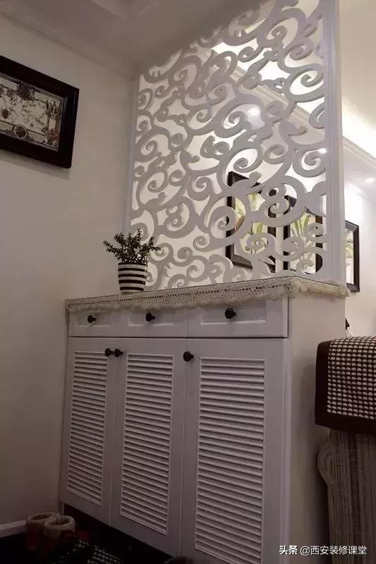 进门鞋柜设计右侧是餐厅隔断,红木鞋柜屏风隔断一体效果图