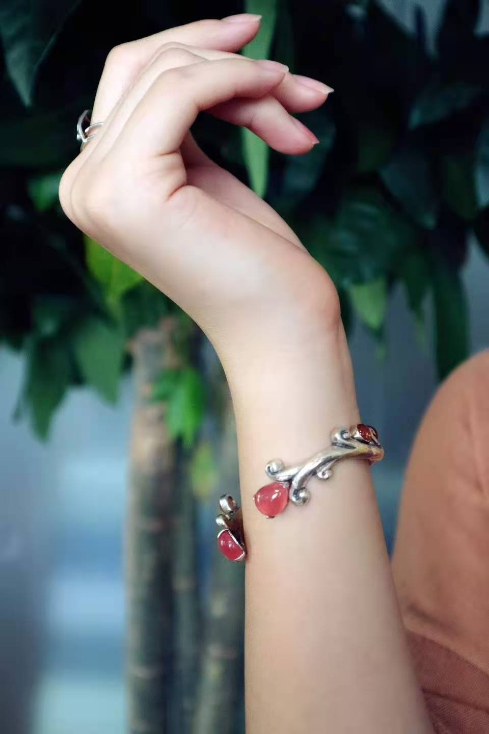 白底青手镯适合多大年纪戴,碧玉手镯适合多大年纪戴