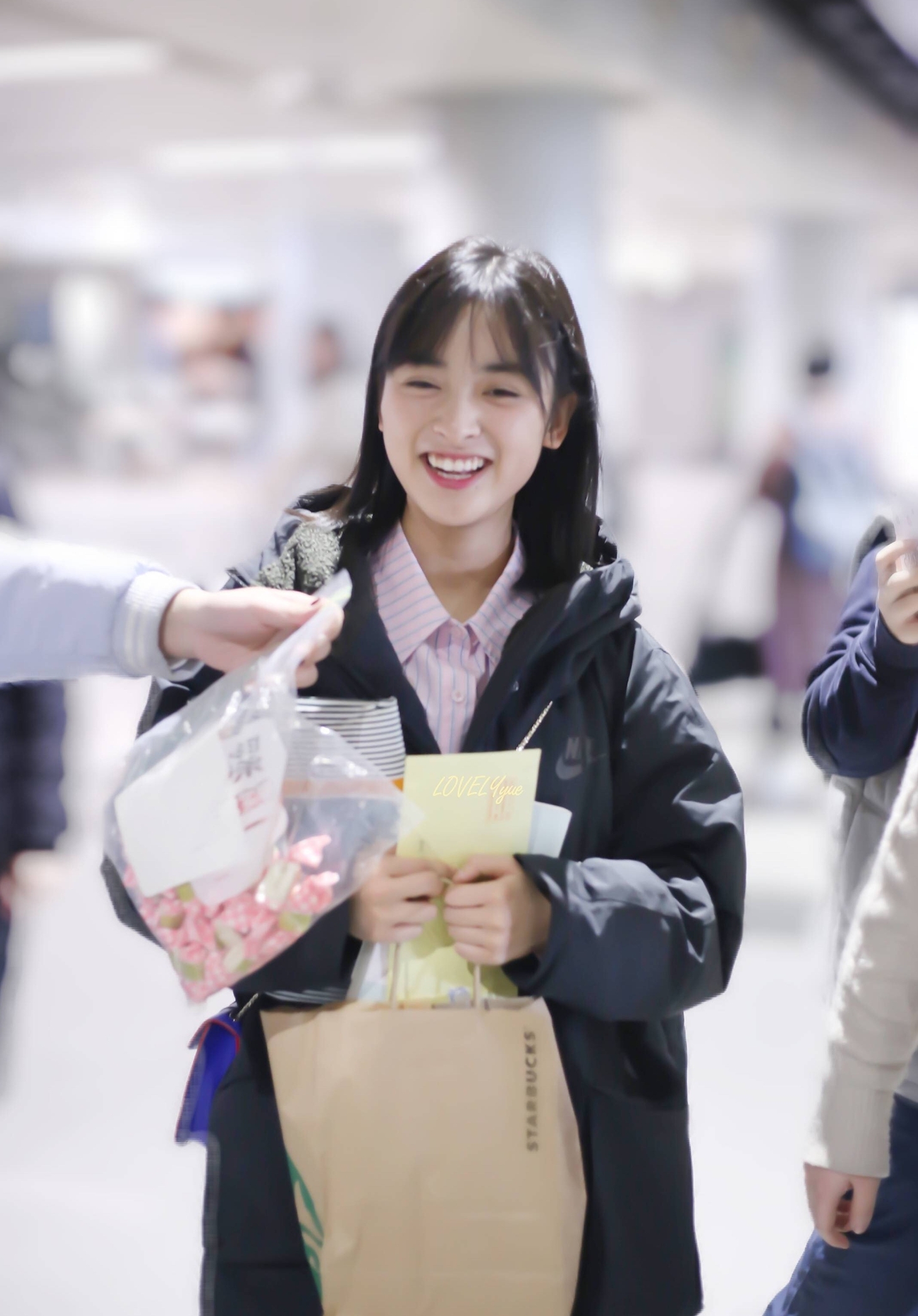 沈月推荐瘦腿原视频,沈月的时尚穿搭青春少女活力十足