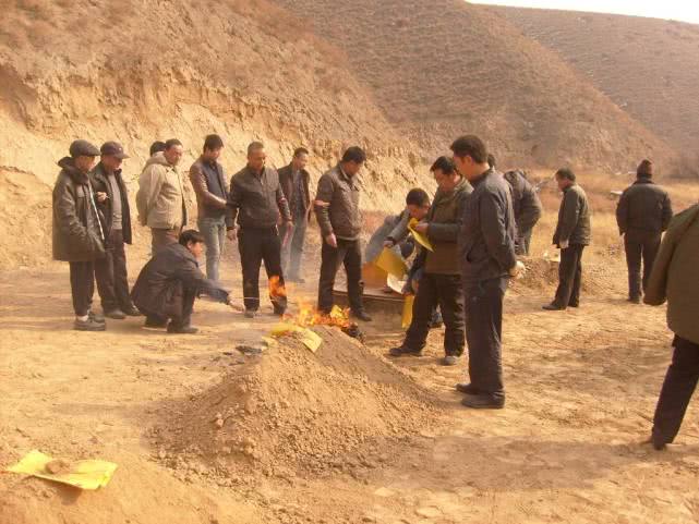 农村屋子后面有坟可以申请迁走吗,农村房屋后面有坟怎么办
