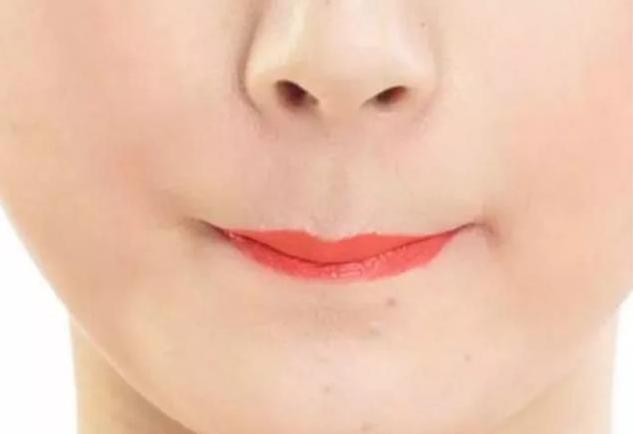 为什么涂口红之前不能舔,涂口红的三大误区