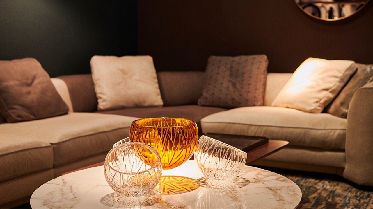 把玻璃烧成艺术品,将玻璃经过高温融化再做成工艺品