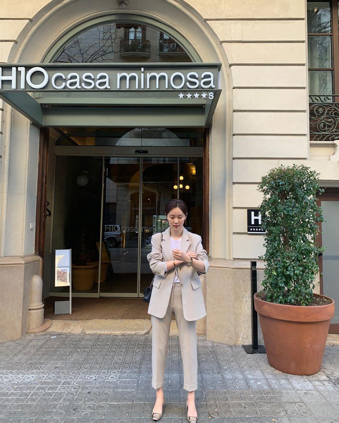 今年盛行“吸氧式”穿法，男性偏爱这类，30岁以上女生要学习