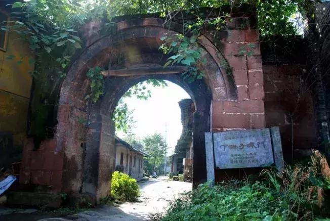 自驾旅游沿着g30高速公路看风景,沿g318去拉萨一路海拔