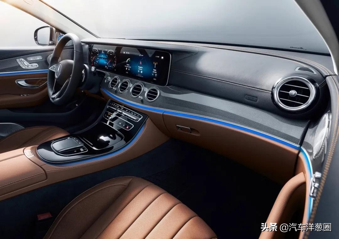 宝马发布全新车标,宝马蓝天白云标改黑白标