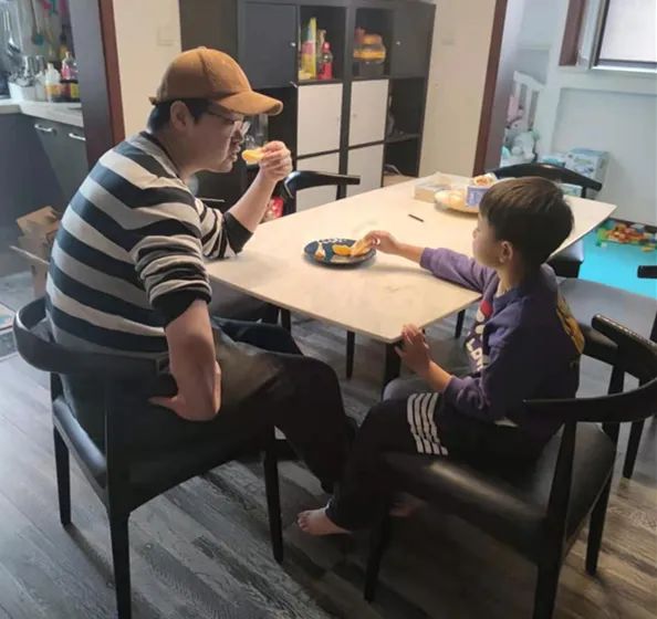 因为一个球，爸爸一脸正气地去找老师PK，结果打了自己的儿子