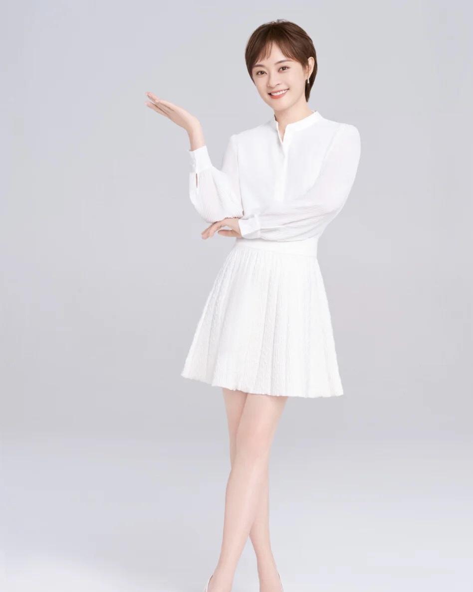 孙俪穿搭减龄半身裙短发长腿,孙俪的新发型减龄又甜