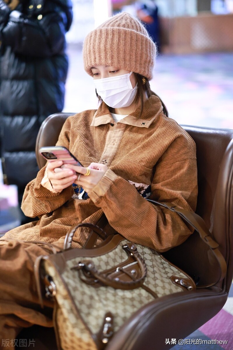 宋妍霏街拍皮衣混搭运动裤铆钉,宋妍霏条纹上衣穿搭