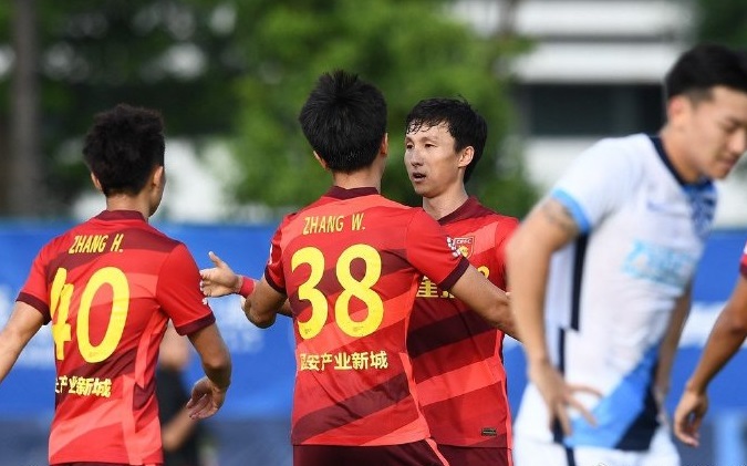 孙颖莎和伊藤美诚台下互动,孙颖莎对伊藤美诚撒娇