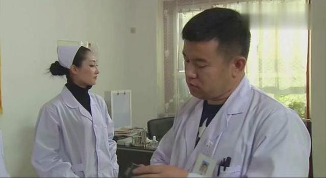 女儿3岁还不会走路，宝妈带娃去医院检查，医生低声提醒：快报警