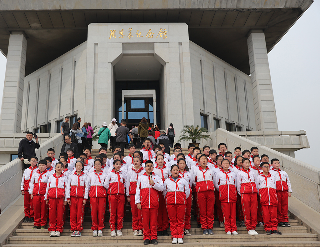 传承英烈志逐梦少年时—淮安市周恩来红军小学举行“学习革命先烈争当时代红军娃”清明祭扫系列活动