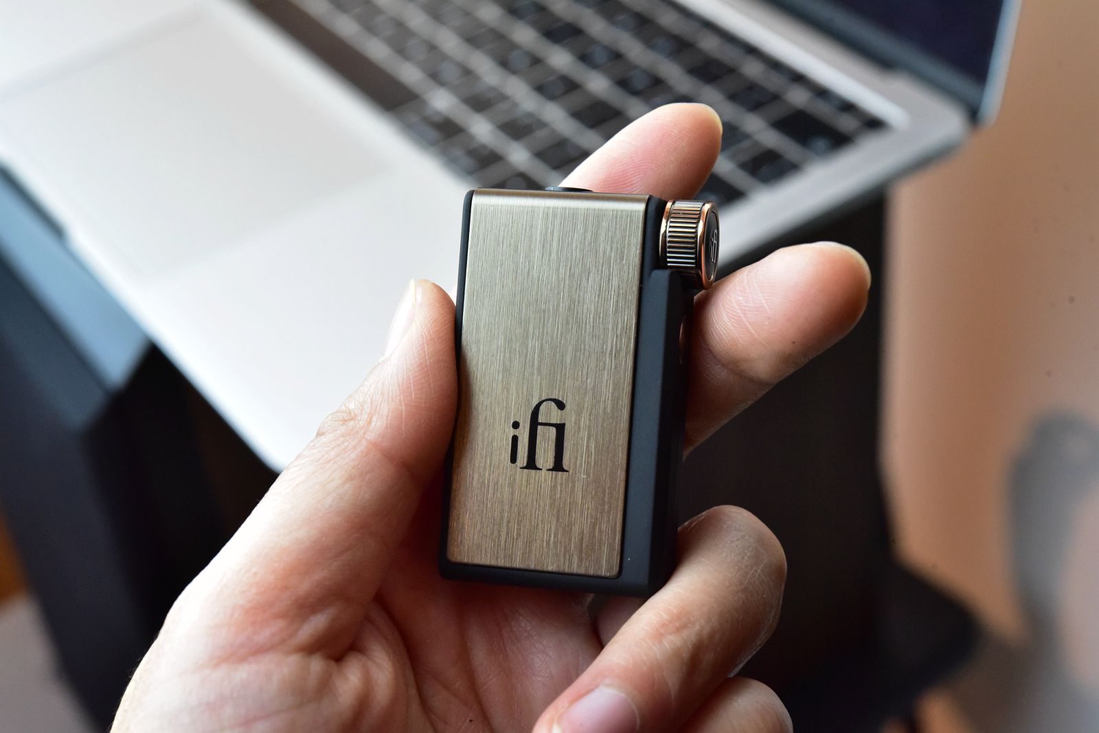 iFiGOBlu迷你蓝牙耳放评测，它有能力取代各种手机耳放线