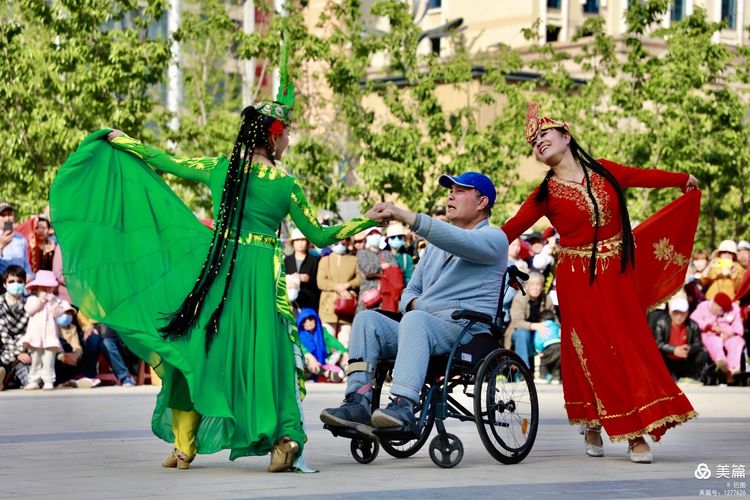 洛阳牡丹广场：*疆新**舞大联欢