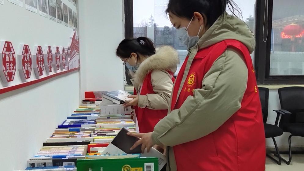西安航空基地“图书宅急送”志愿服务送书上门丰富群众居家精神文化生活