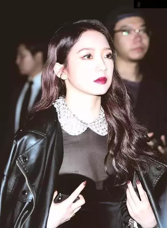 穿上小皮衣，我就是整个办公室最时髦的姑娘！