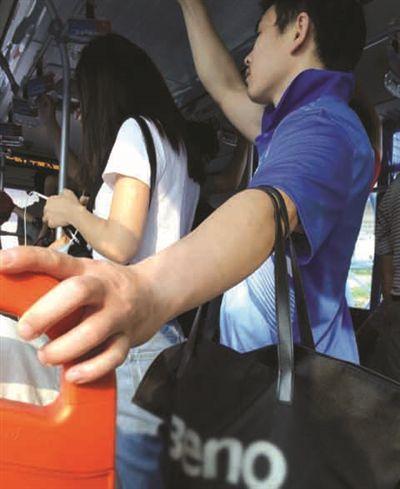 女大学生乘坐公交车，被猥琐男占便宜之后，竟然多了一个鬼老公