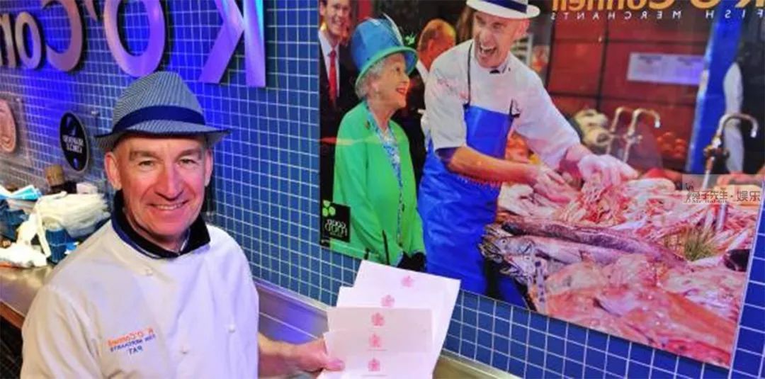 91岁英女王挎小包逛菜市场，表情搞笑展露“吃货”本色，好可爱